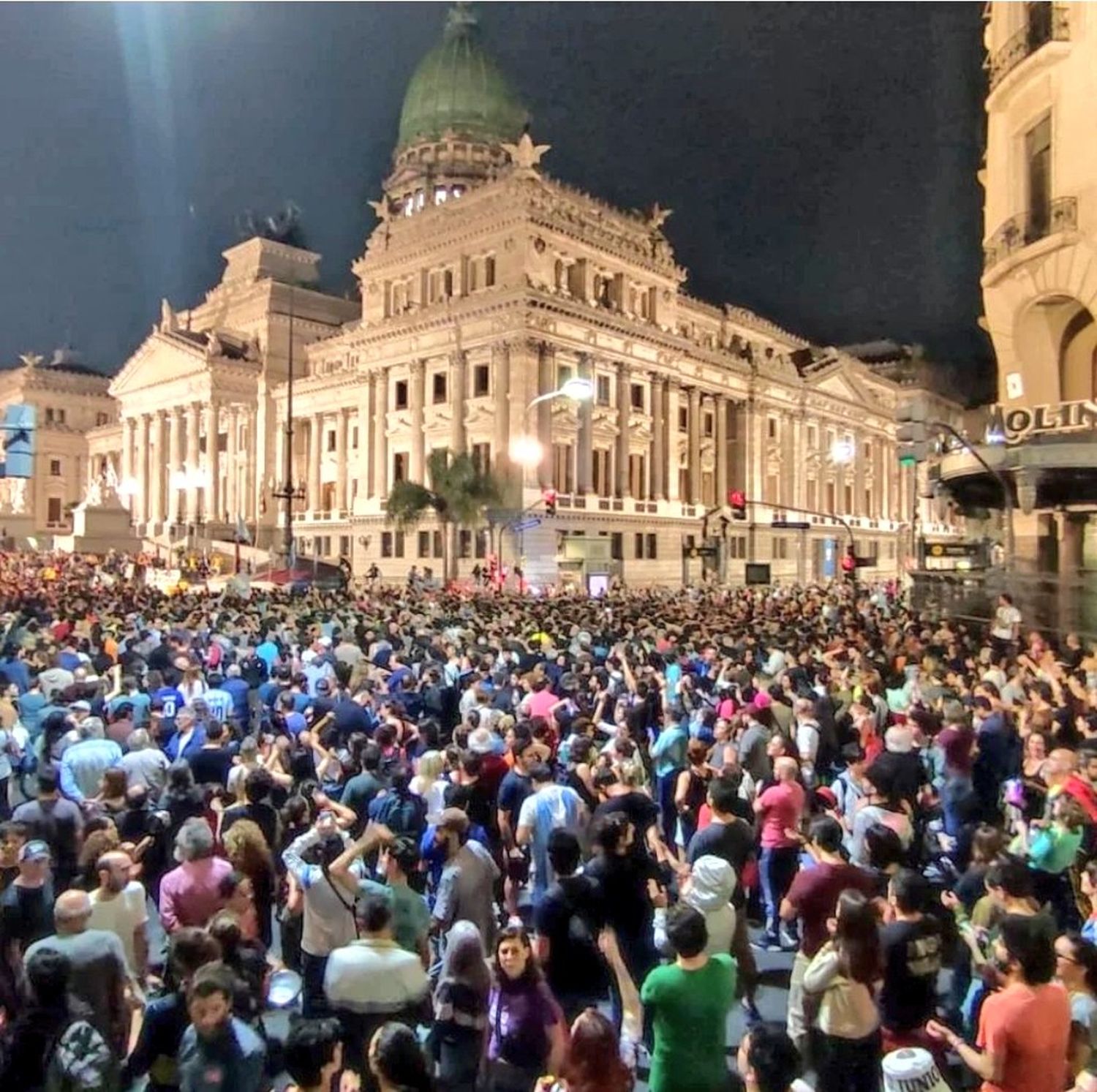 Cacerolazos en todo el país y masiva protesta frente al Congreso contra el DNU de Javier Milei