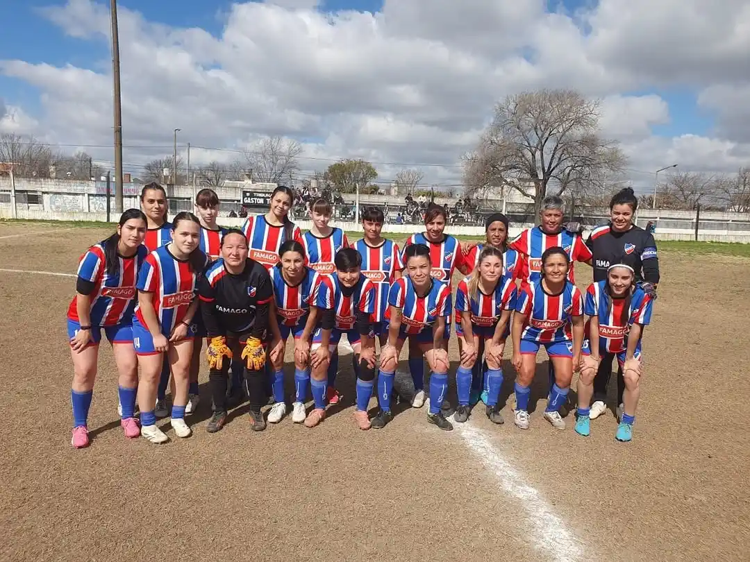 Las "Tricolores" golearon a Unión y Cultura y siguen de cerca a Rivadavia en lo más alto.