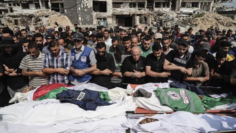 Palestinos rezan ante los cuerpos de periodistas, incluidos los corresponsales de Al Jazeera Anas al-Sharif y Mohamed Qreiqeh, quienes murieron en un ataque aéreo israelí, durante su funeral frente al complejo hospitalario Shifa de la ciudad de Gaza, el lunes 11 de agosto de 2025. (Foto AP/Jehad Alshrafi)