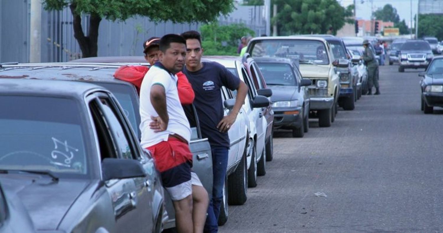 Los guayaneses tienen prohibido las colas nocturnas por gasolina