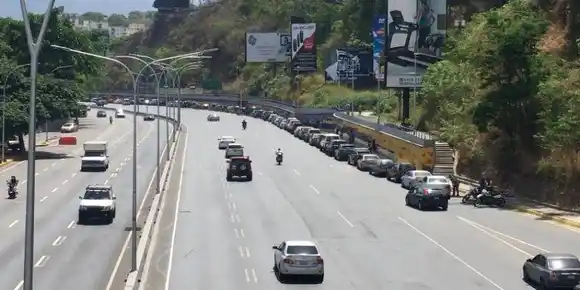 Caracas es un estacionamiento: nuevo plan de distribución de la gasolina genera caos y descontento