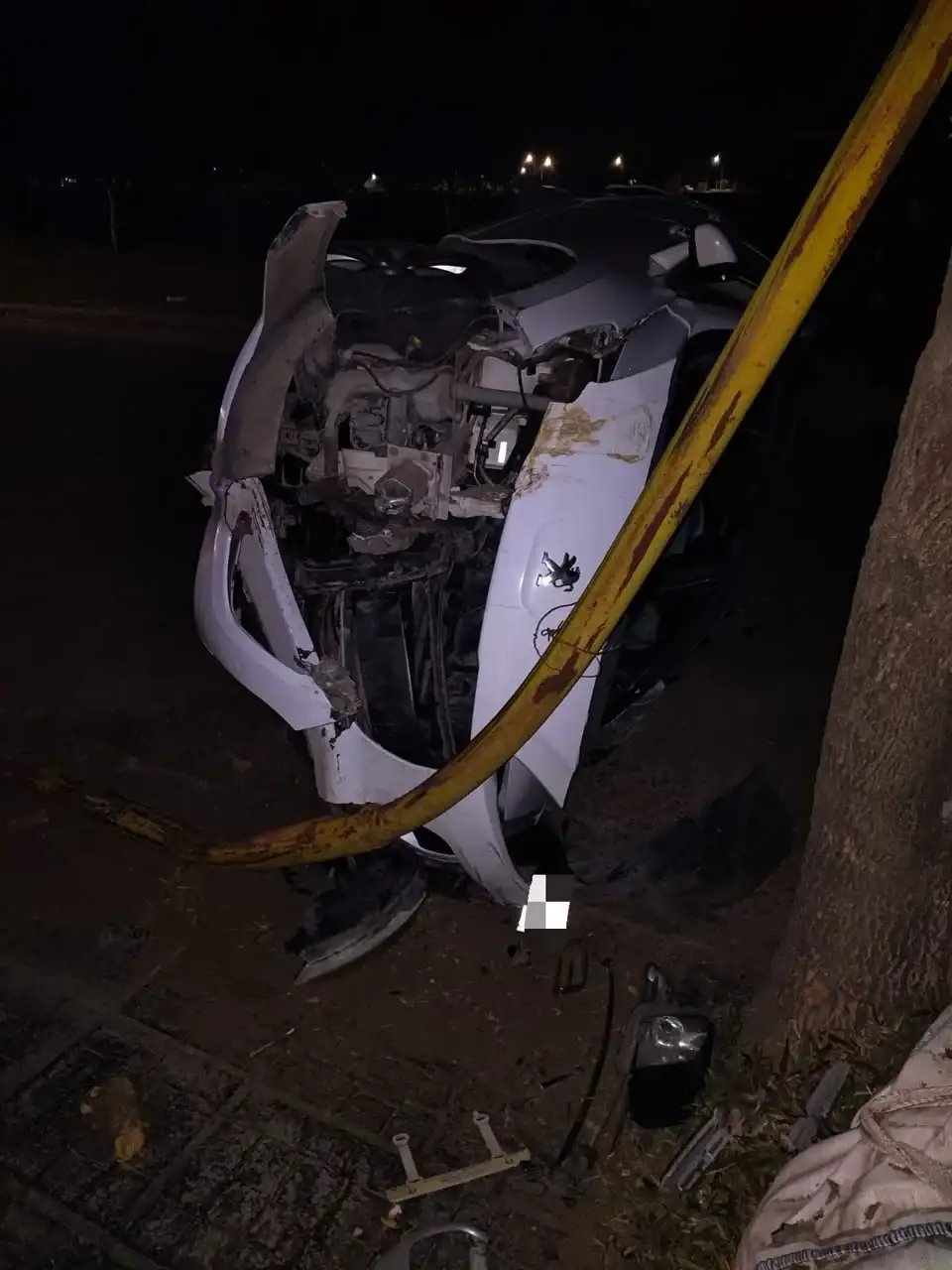 Un joven de 24 años chocó varios autos estacionados, huyó de la Policía, volcó y terminó en el Hospital Centenario