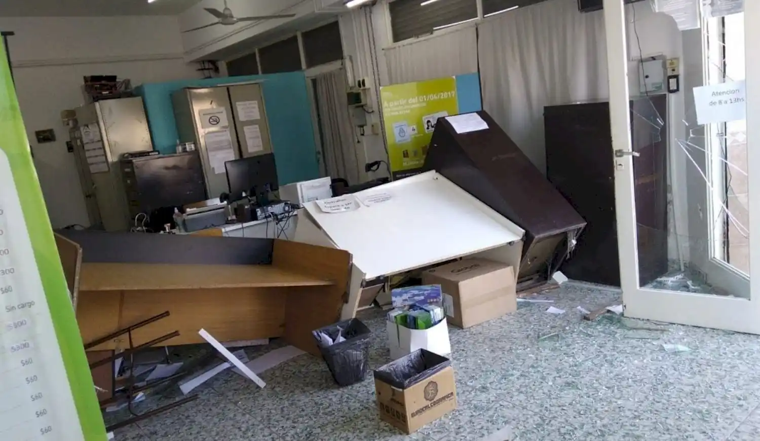 Ataque de furia: El video de la mujer que destrozó un registro civil en La Matanza