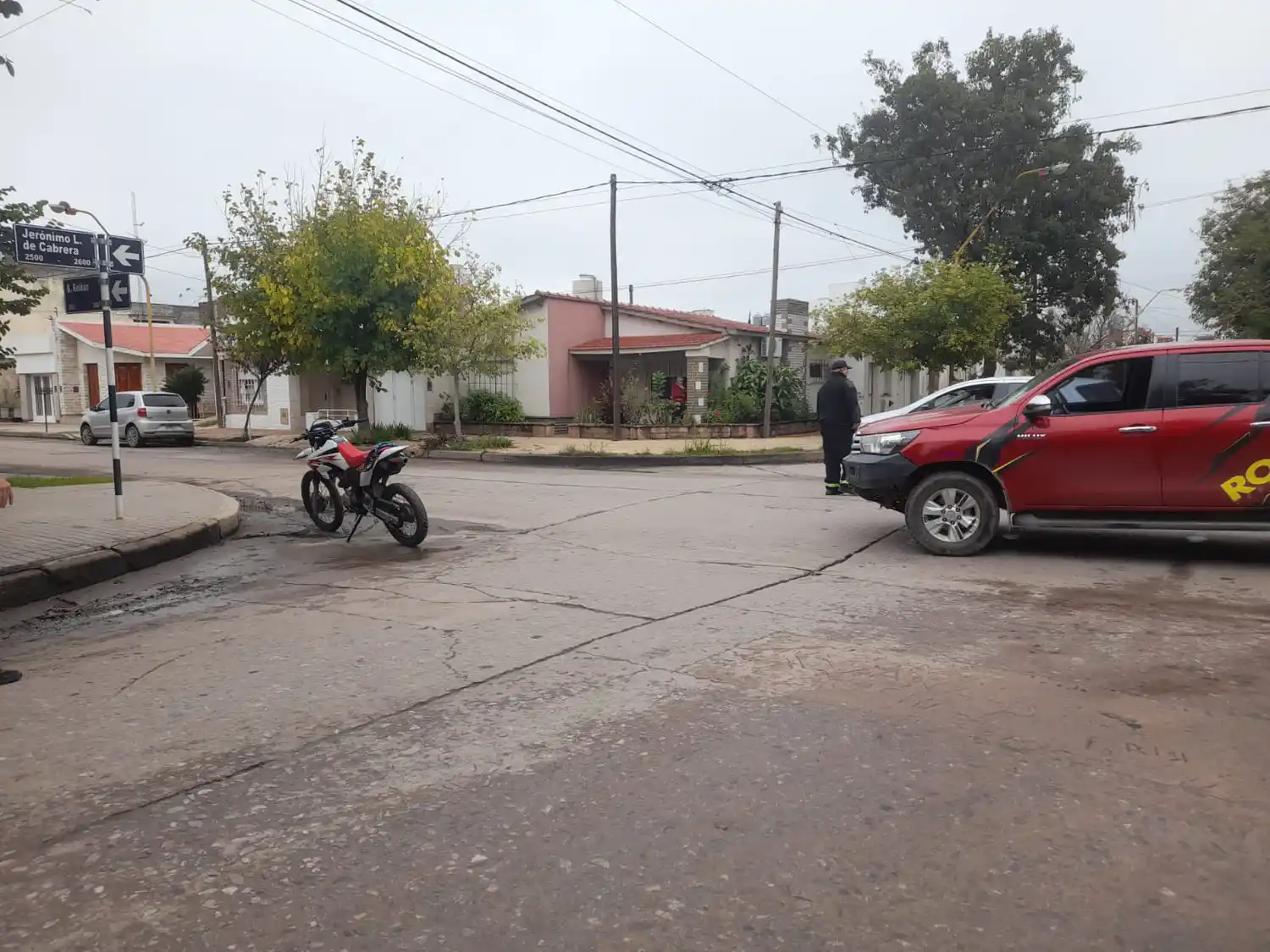 Un motociclista resultó lesionado tras chocar con una camioneta