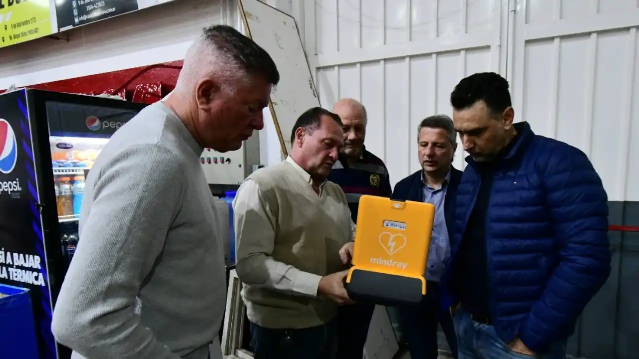 La Municipalidad entregó un desfribrilador automático a El Tala