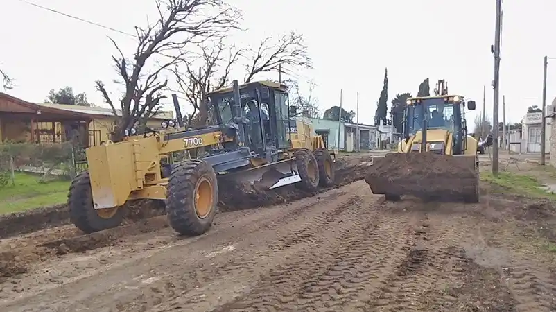 Realizan trabajos de nivelado de calles y cordón cuneta