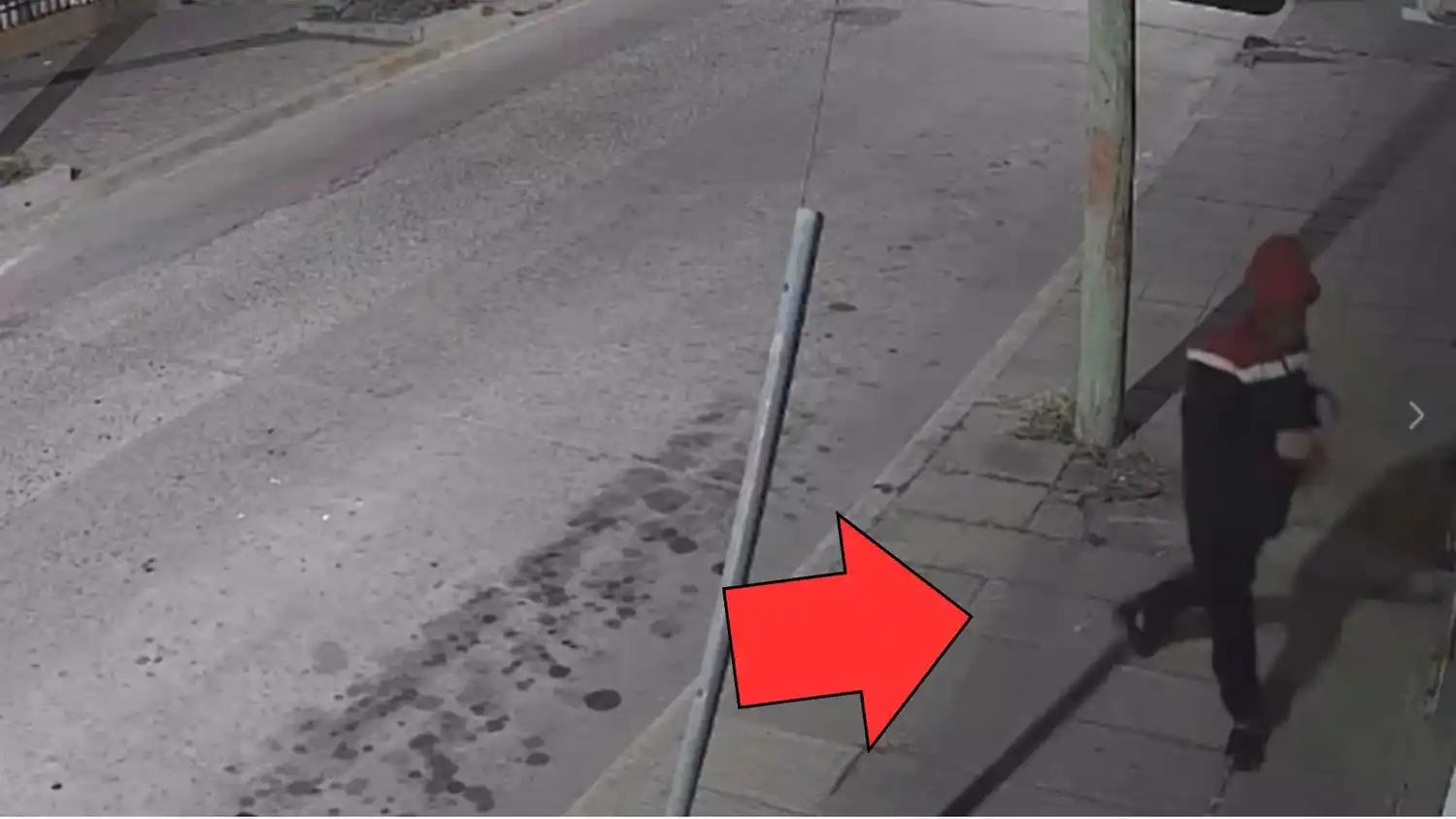 El sujeto cubrió su rostro con una capucha e intentó abrir la puerta de una casa.