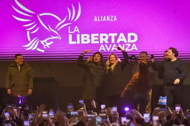 MIlei cerró la campaña en Moreno, con Montenegro sobre el escenario.