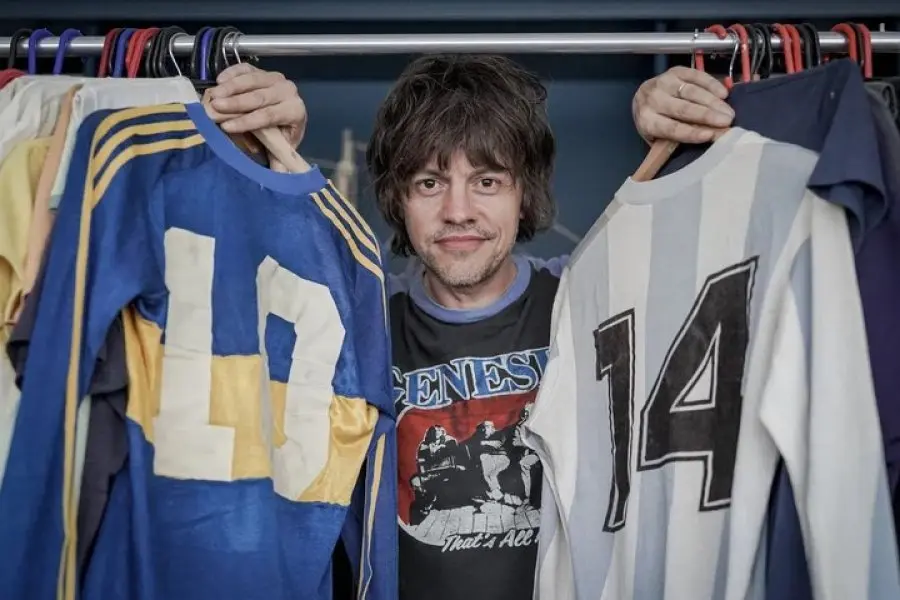 El señor de las remeras: no usa ropa de los '90 en adelante y es el único coleccionista de prendas de los '70 y '80