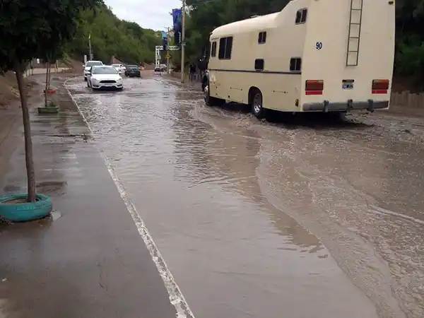 La única calle de acceso al Puerto anegada por el agua