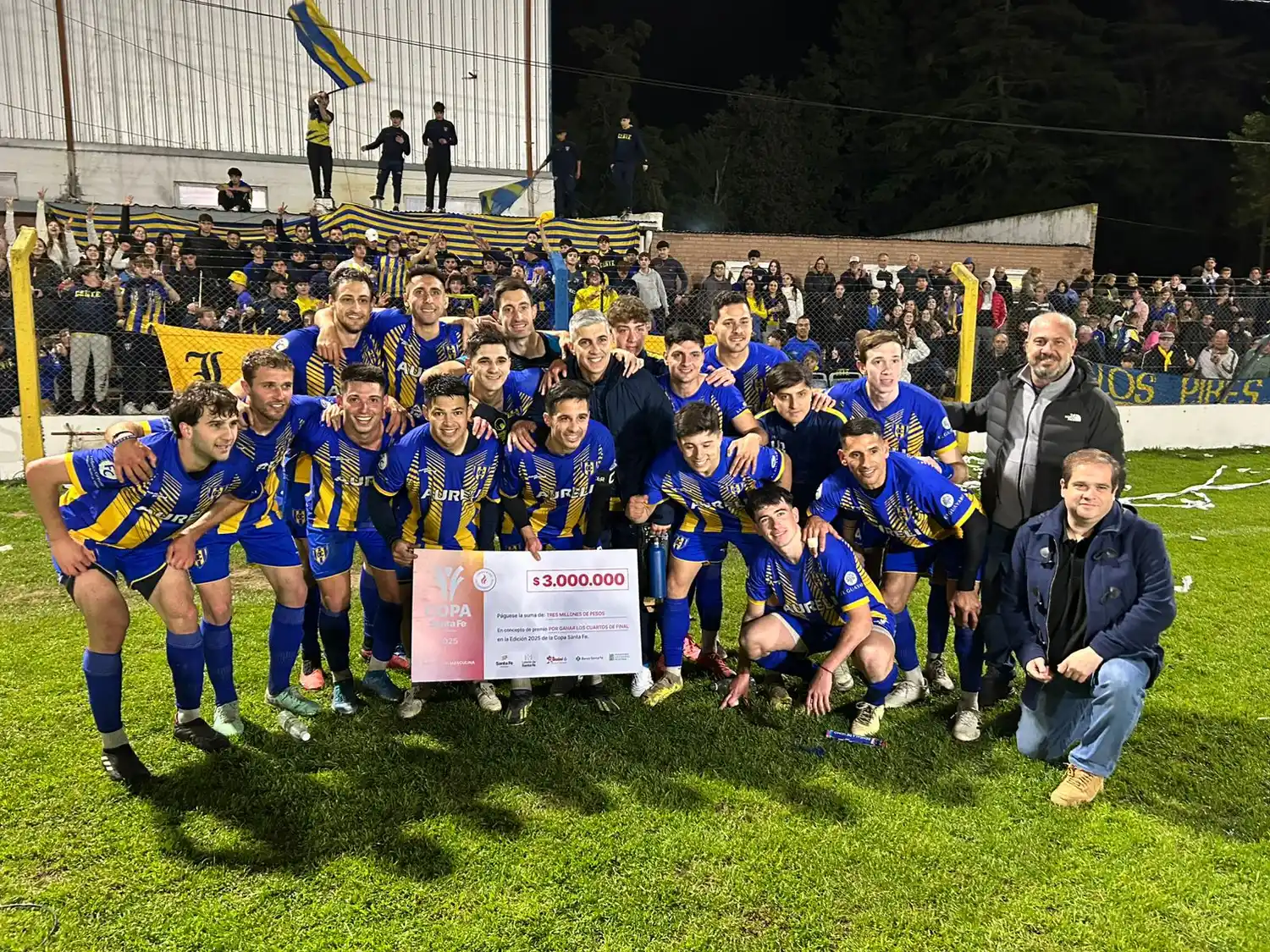 El "León" sanjosesino con el cheque por el pase de ronda.