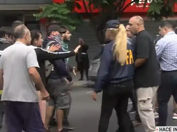 Paro general y tensión en el Puente Pueyrredón: intentaron prender fuego neumáticos y la Policía lo impidió