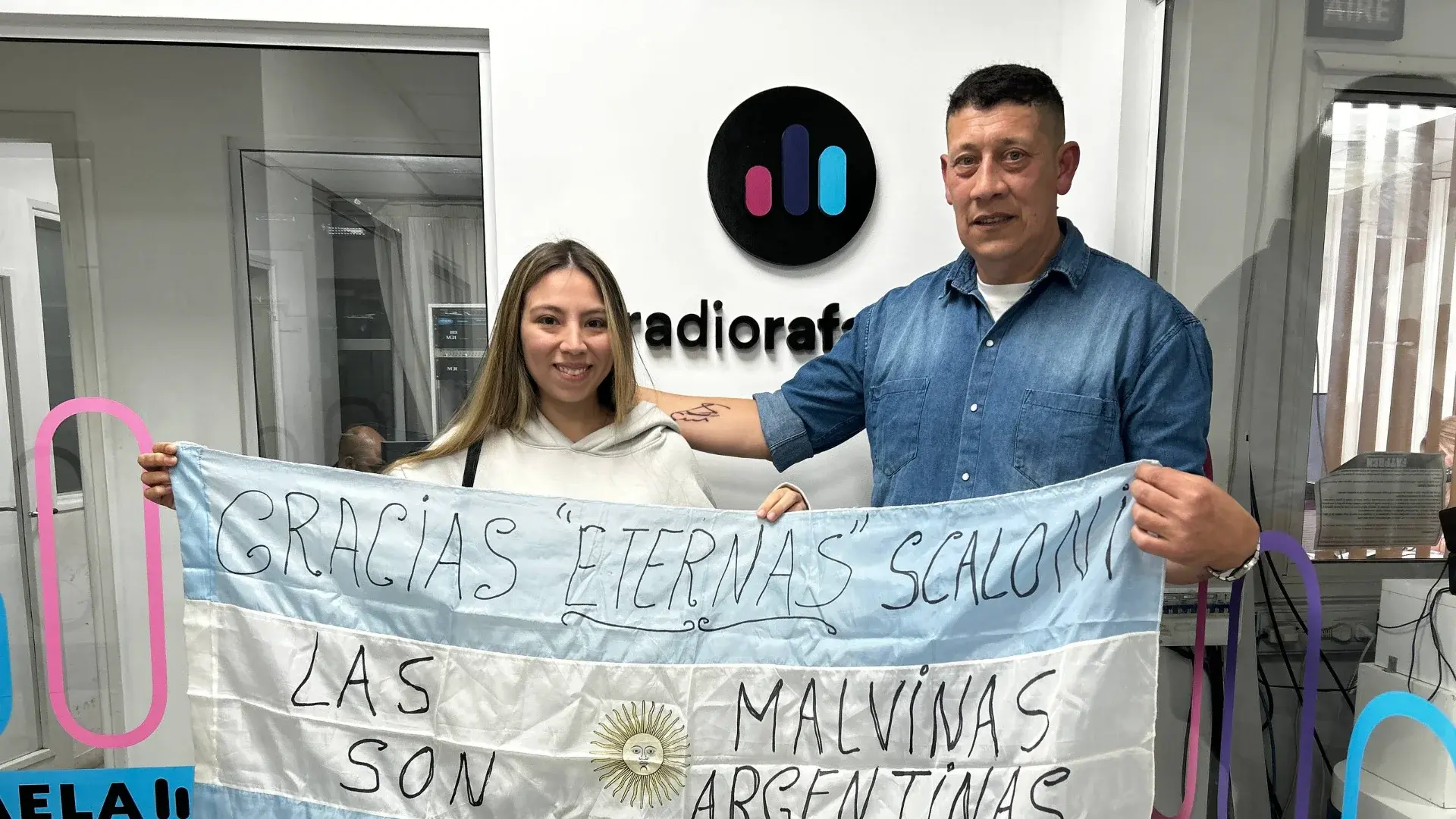 Luciano y Melany Monzón - rafaelinos que viajaron hasta Pujato, tierra de Scaloni | Rafaelinos conocieron a Lionel Scaloni y se llevaron un recuerdo para siempre: la firma tatuada en un brazo