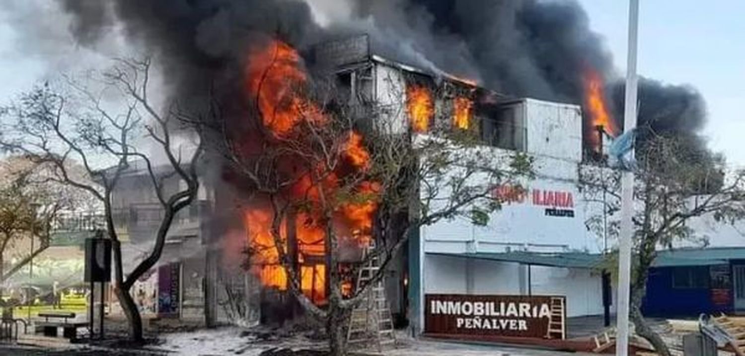 Incendio total y derrumbe en una pinturería de Federación