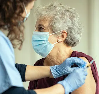 Mañana comienza la vacunación en geriátricos