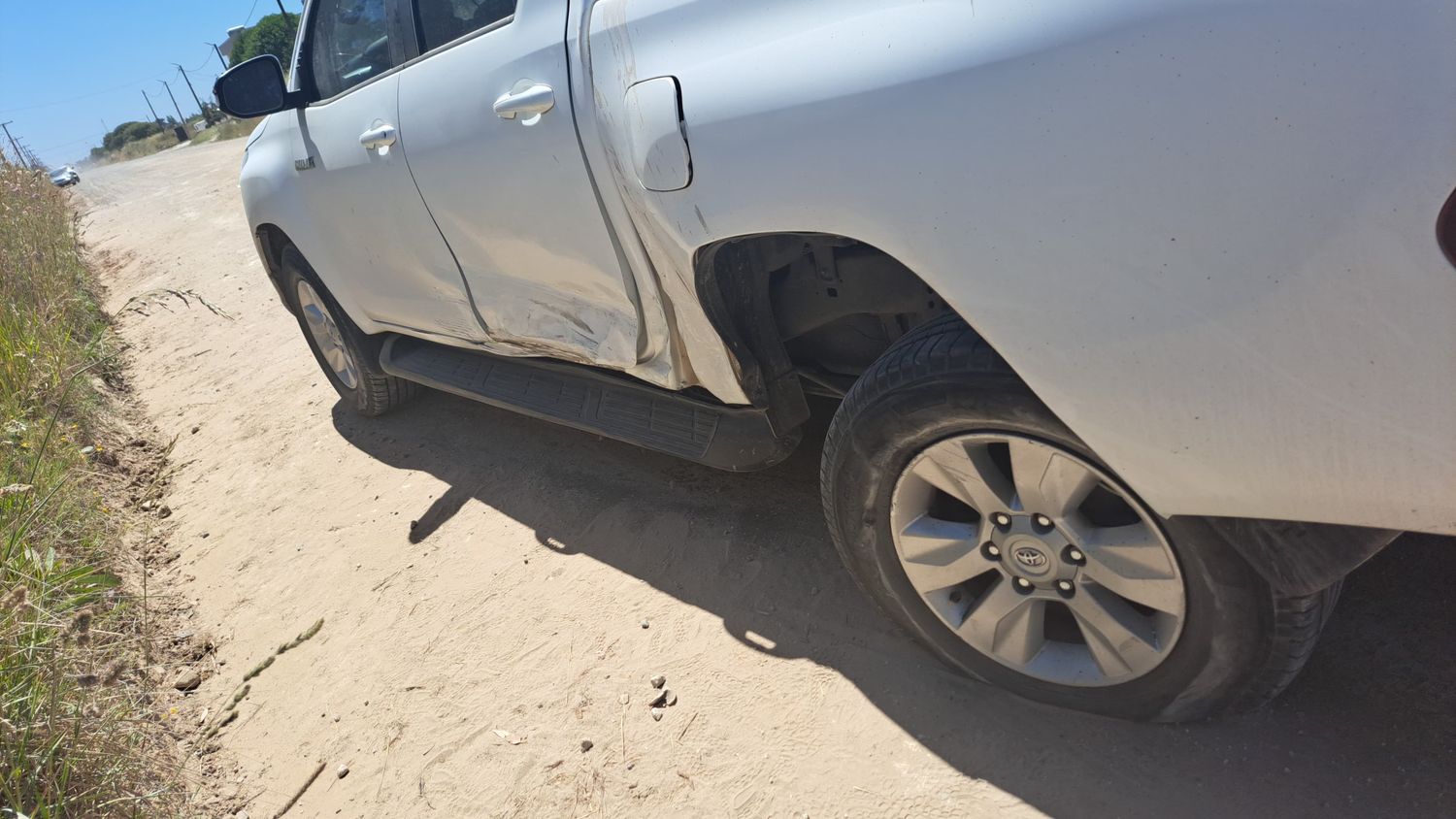 Al ser el auto más bajo, impactó en la parte inferior y la levantó, arrastrándola sobre el lado derecho