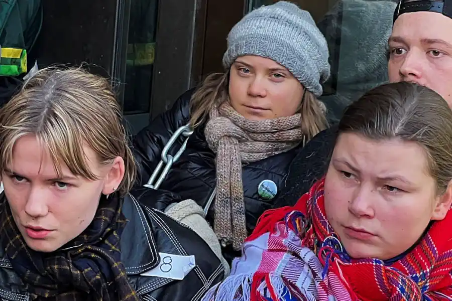 a activista Greta Thunberg fue detenida mientras exigía la demolición de turbinas eólicas. Reuters - Noticias Argentinas
