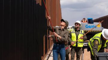 EE.UU. pinta de negro el muro fronterizo con México para hacerlo más difícil de escalar