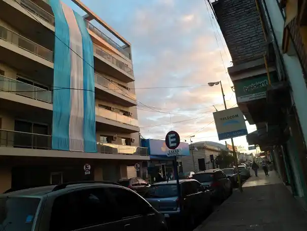 Calurosa tarde de otoño en la ciudad
