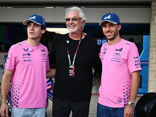 Colapinto, junto a Gasly y Briatore, en la previa del GP de Austin.