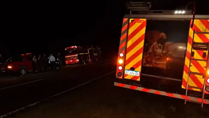 Una mamá perdió la vida luego de que la camioneta en que viajaba chocara contra un tractor: su familia está grave
