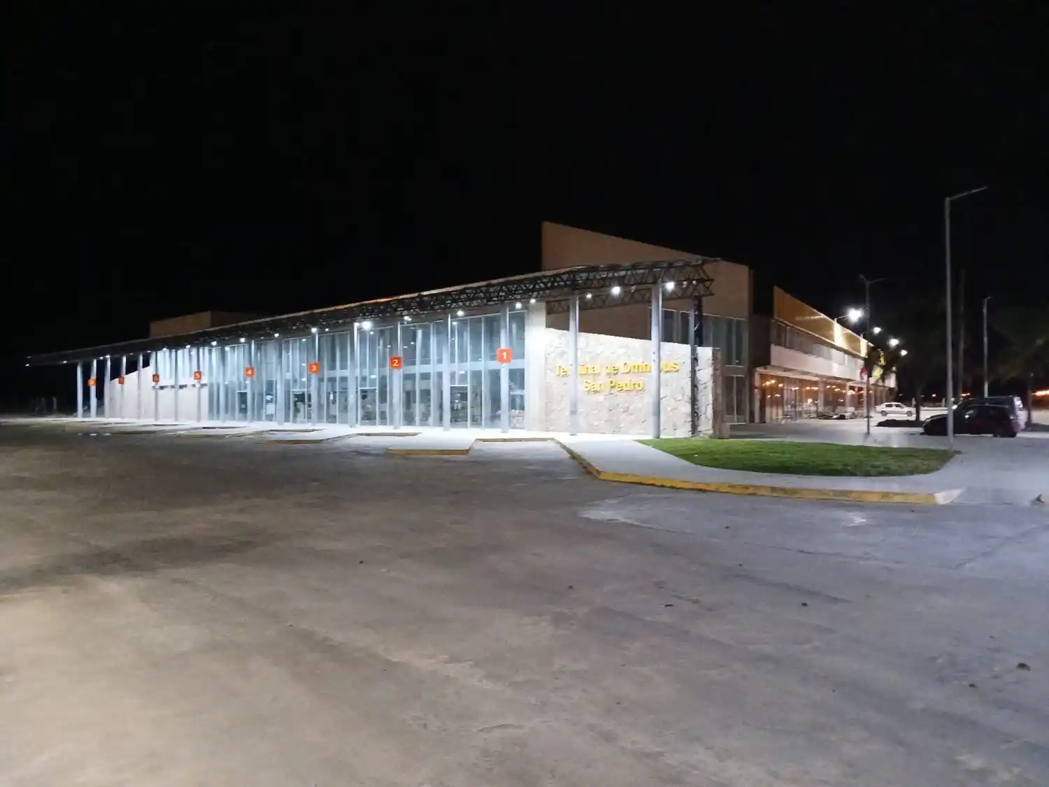 Terminal de Ómnibus iluminada