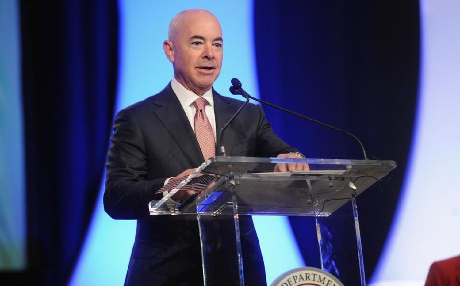 Biden nombró a un excanciller preocupado por el clima y a un latino en puestos clave