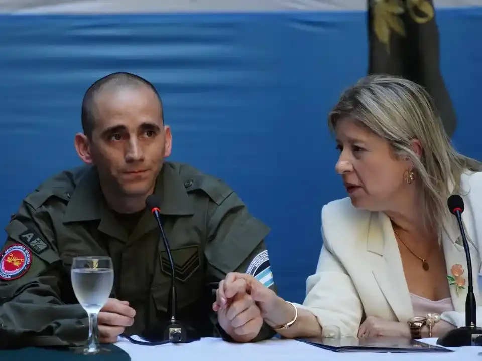 Nahuel Gallo, desde el Edificio Centinela junto a la ministra Monteoliva. (Foto: Mariano Sánchez/NA)

(Foto: Mariano Sánchez/NA)