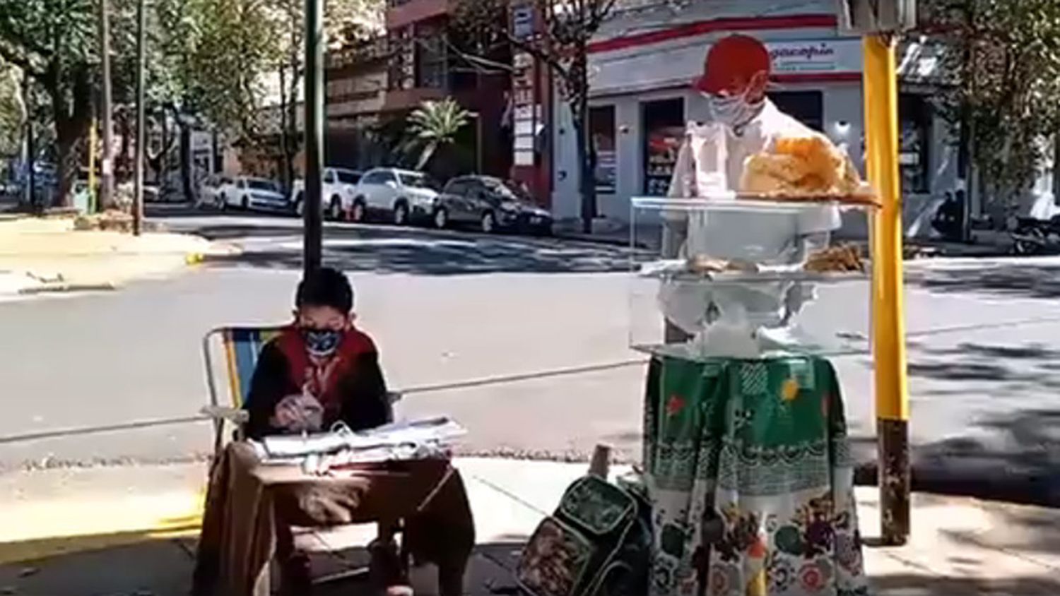 Mientras estudia, acompaña a su padre a vender chipa y sueña con ser ingeniero