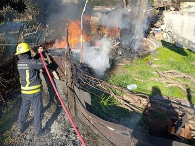 Incendio en el patio de una vivienda en barrio Tiro Federal
