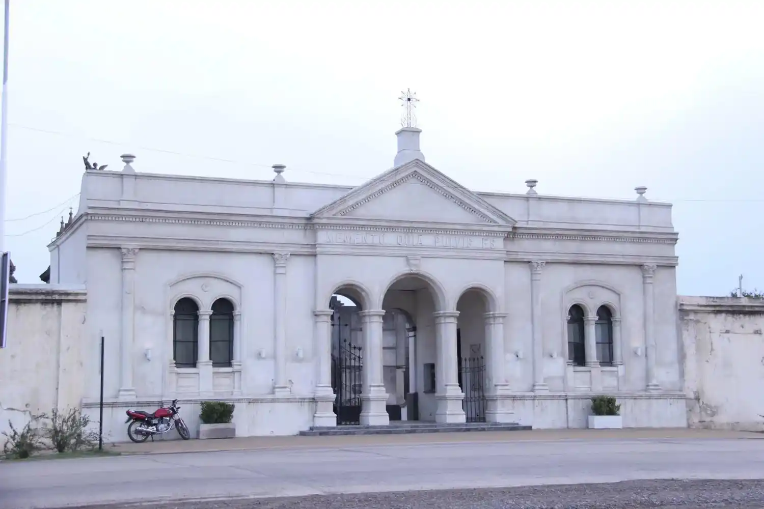 Desde este martes rige el nuevo horario de visitas al cementerio municipal