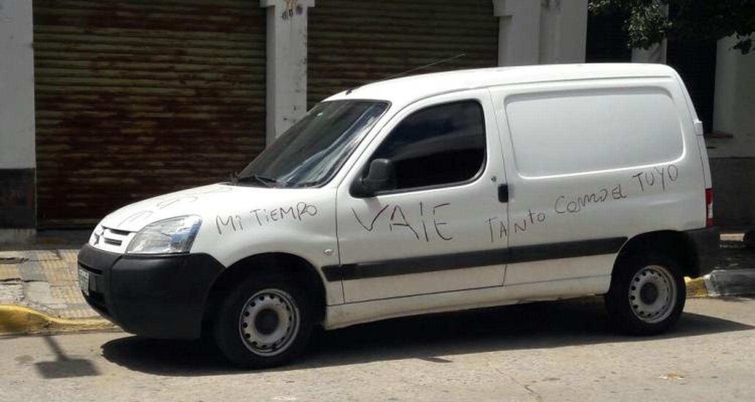 Pintadas en camioneta que estacionó en un garage: “¿Ahora lo ves, pelotudx?”