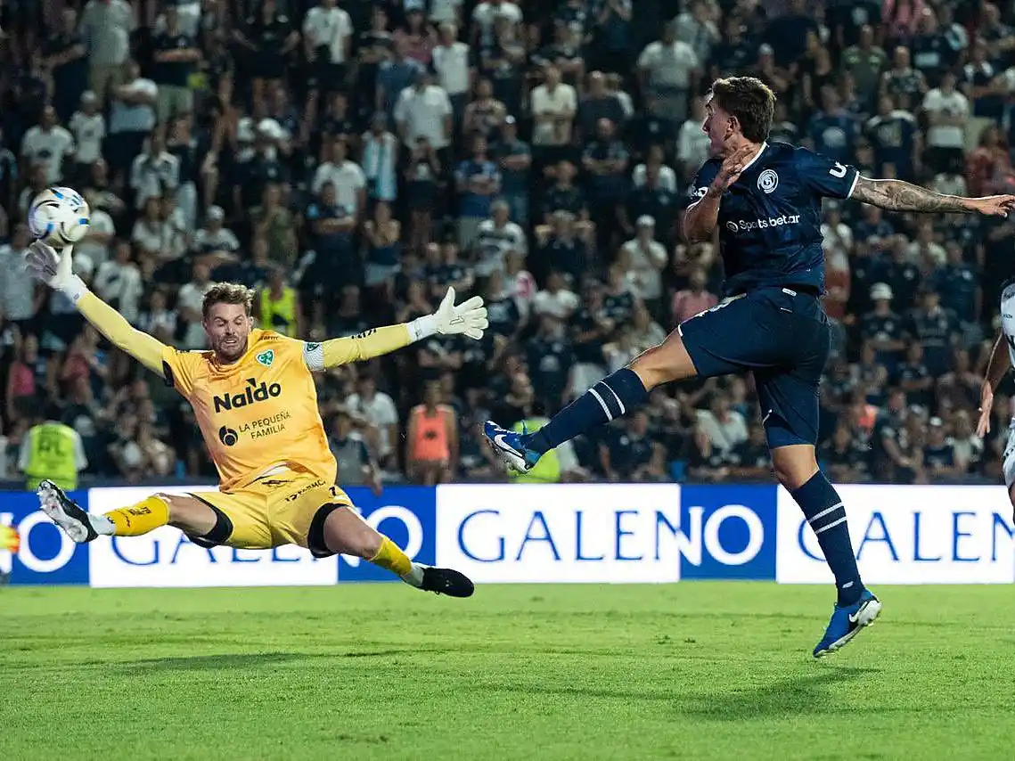 Independiente Rivadavia se hizo fuerte ante Sarmiento