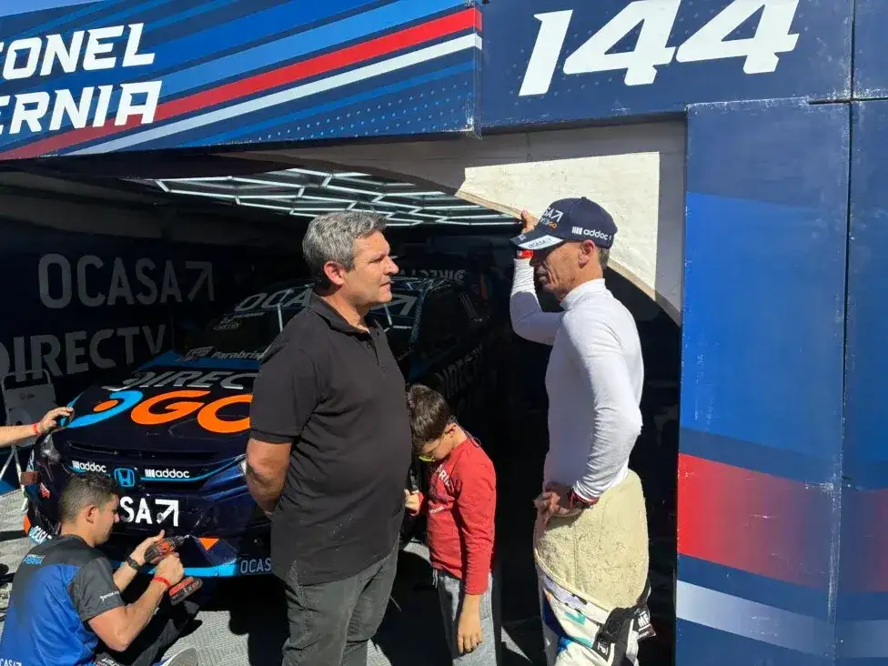 Leonel Pernía junto a Martino, director del equipo Honda.