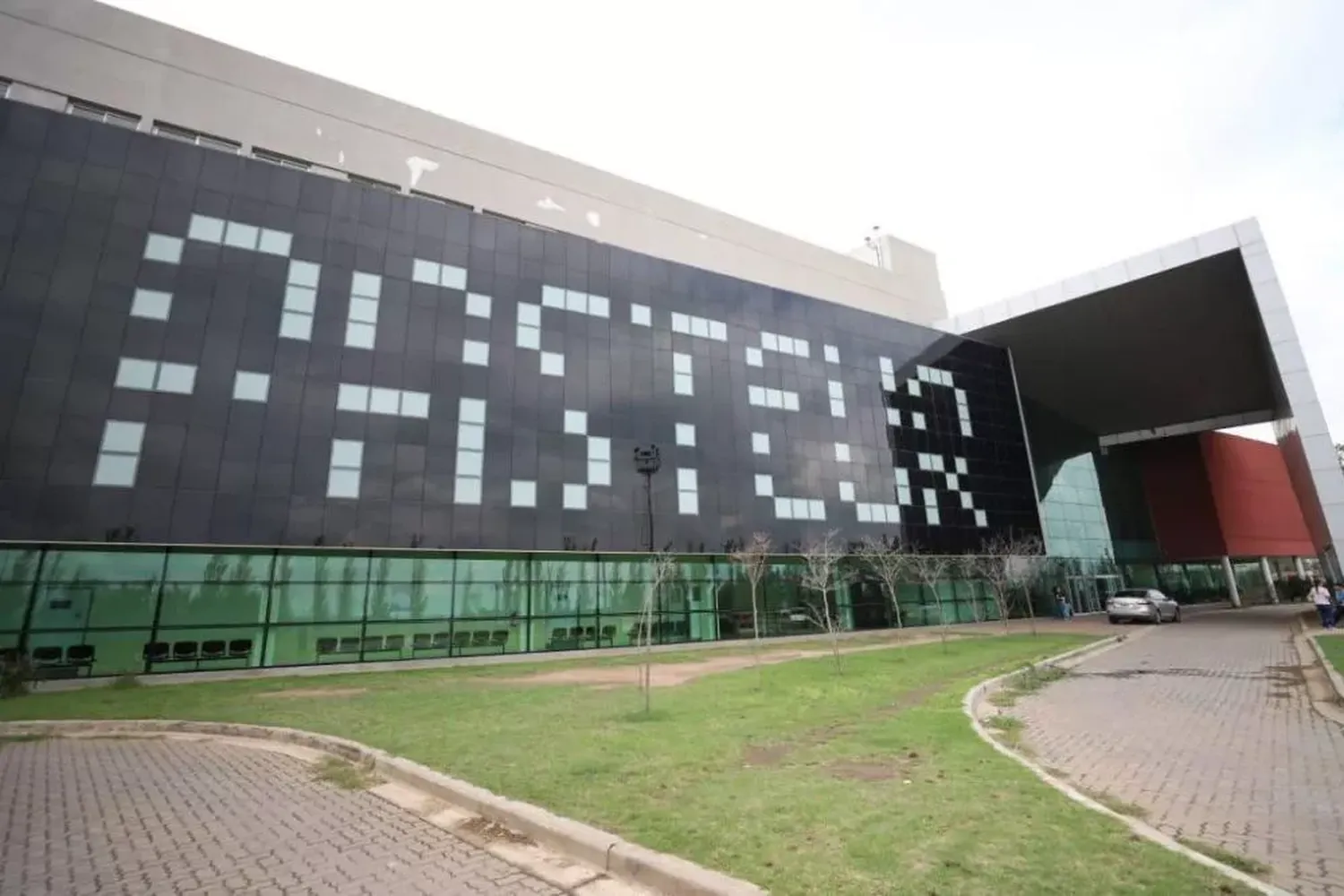 El operario fue trasladado al Hospital Pasteur con una de sus piernas muy comprometidas.