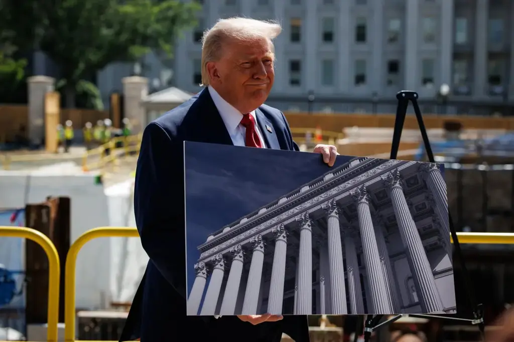 El presidente de los Estados Unidos, Donald Trump habla de las obras de construcción en La Casa Blanca, en Washington. EFE