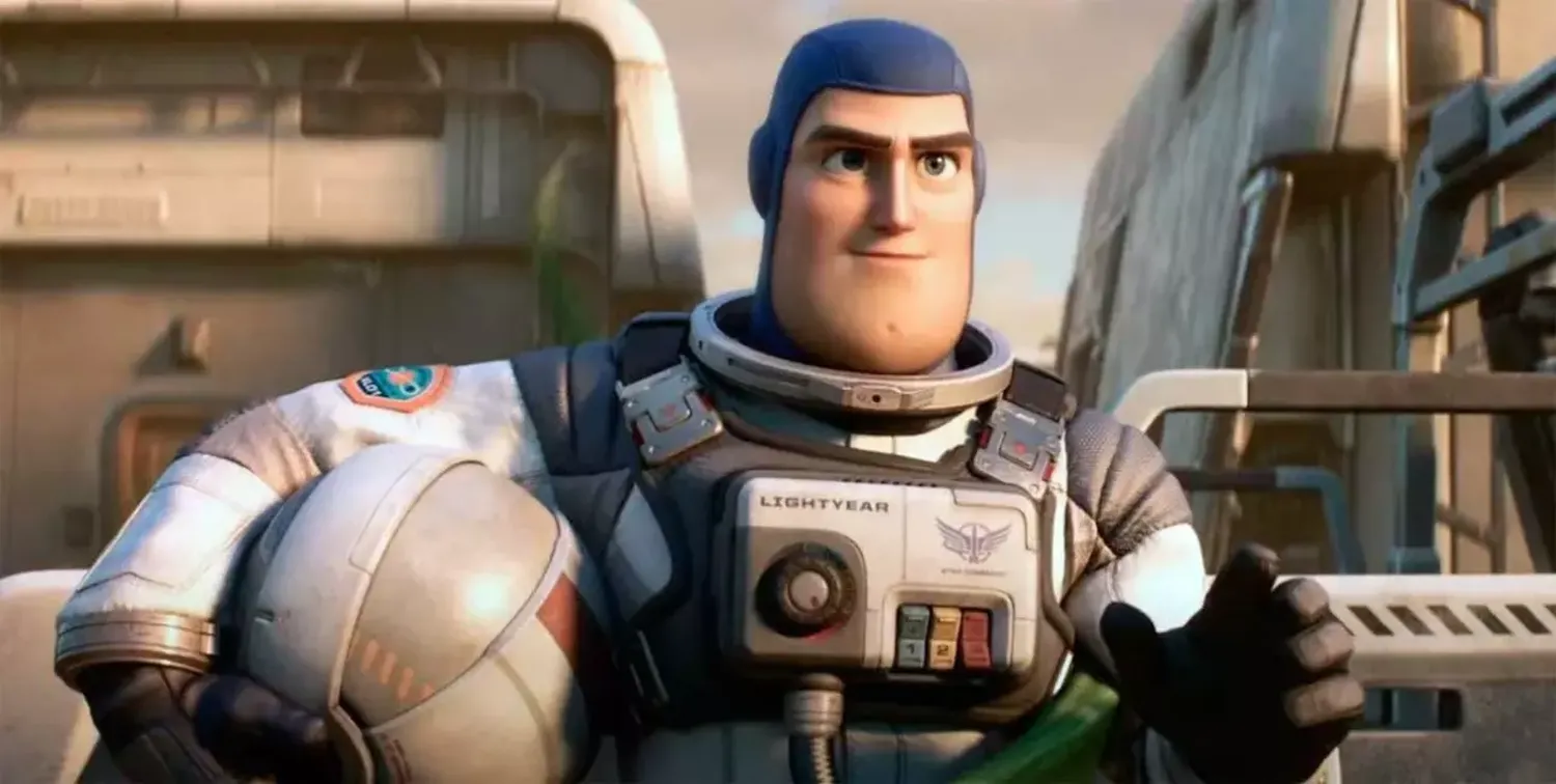 Polémica con Lightyear: frenan su estreno en 14 países por una escena con un beso entre mujeres 