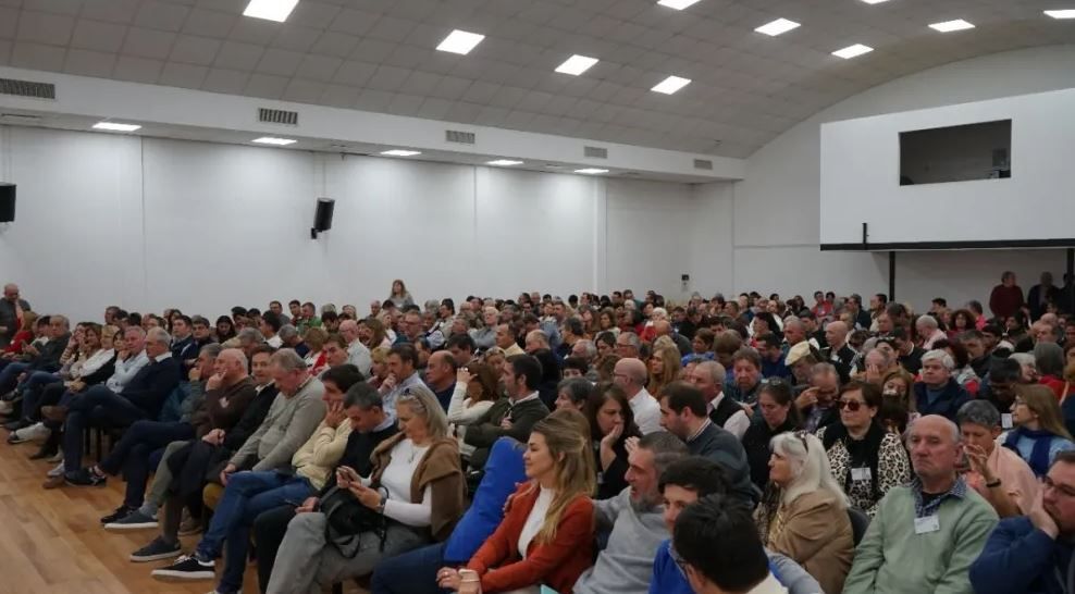 El Congreso de la UCR decidió ratificar su pertenencia a JxER y promover la ampliación de la alianza