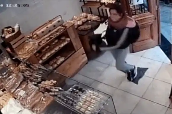 Imágenes inéditas | Regalaban medialunas a cambio de que la gente baile: la respuesta los sorprendió