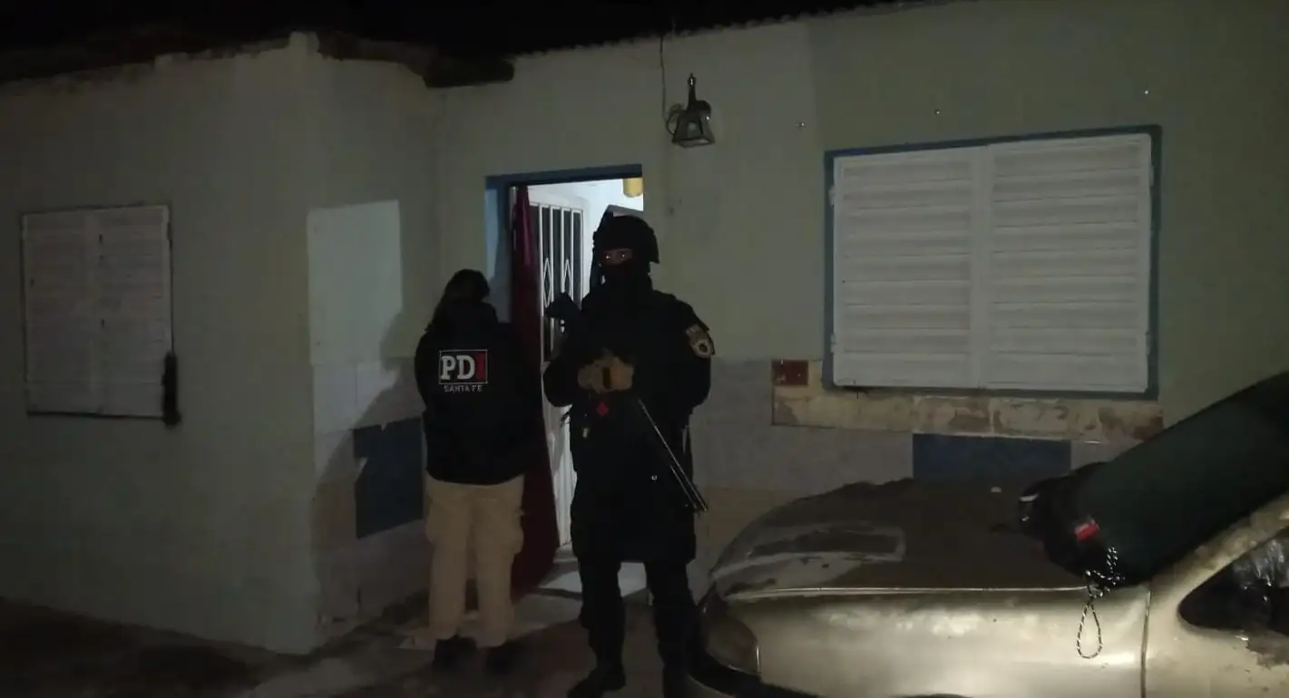 La PDI realizó 17 allanamientos en Rafaela por asociación ilícita y microtráfico. Hubo seis detenidos y secuestraron armas, cocaína, municiones y celulares. - 3