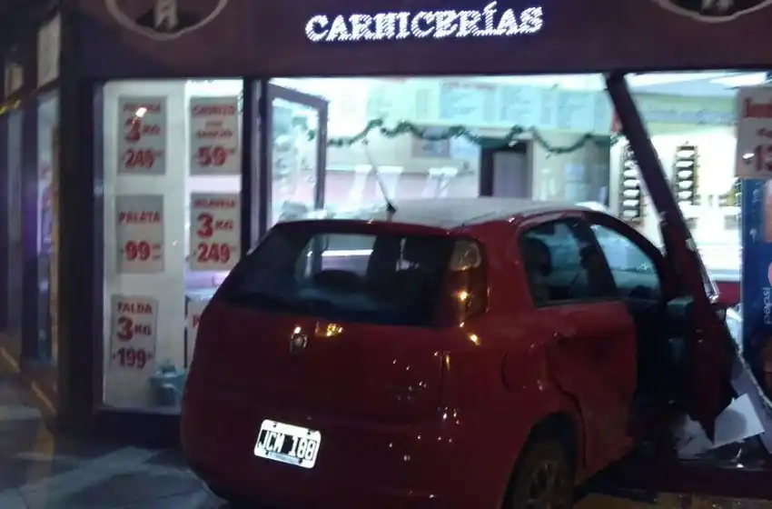 Chocó contra un taxi en el centro y terminó adentro de una carnicería