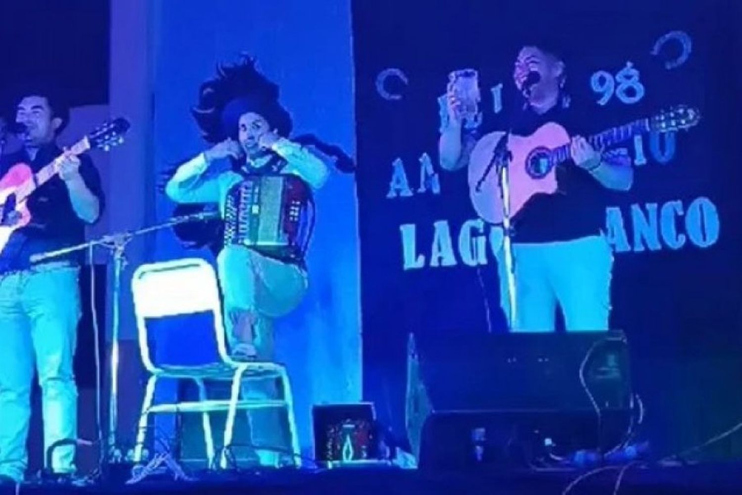 No le gustó el tema, subió al escenario a pelear con los músicos y terminó desmayado