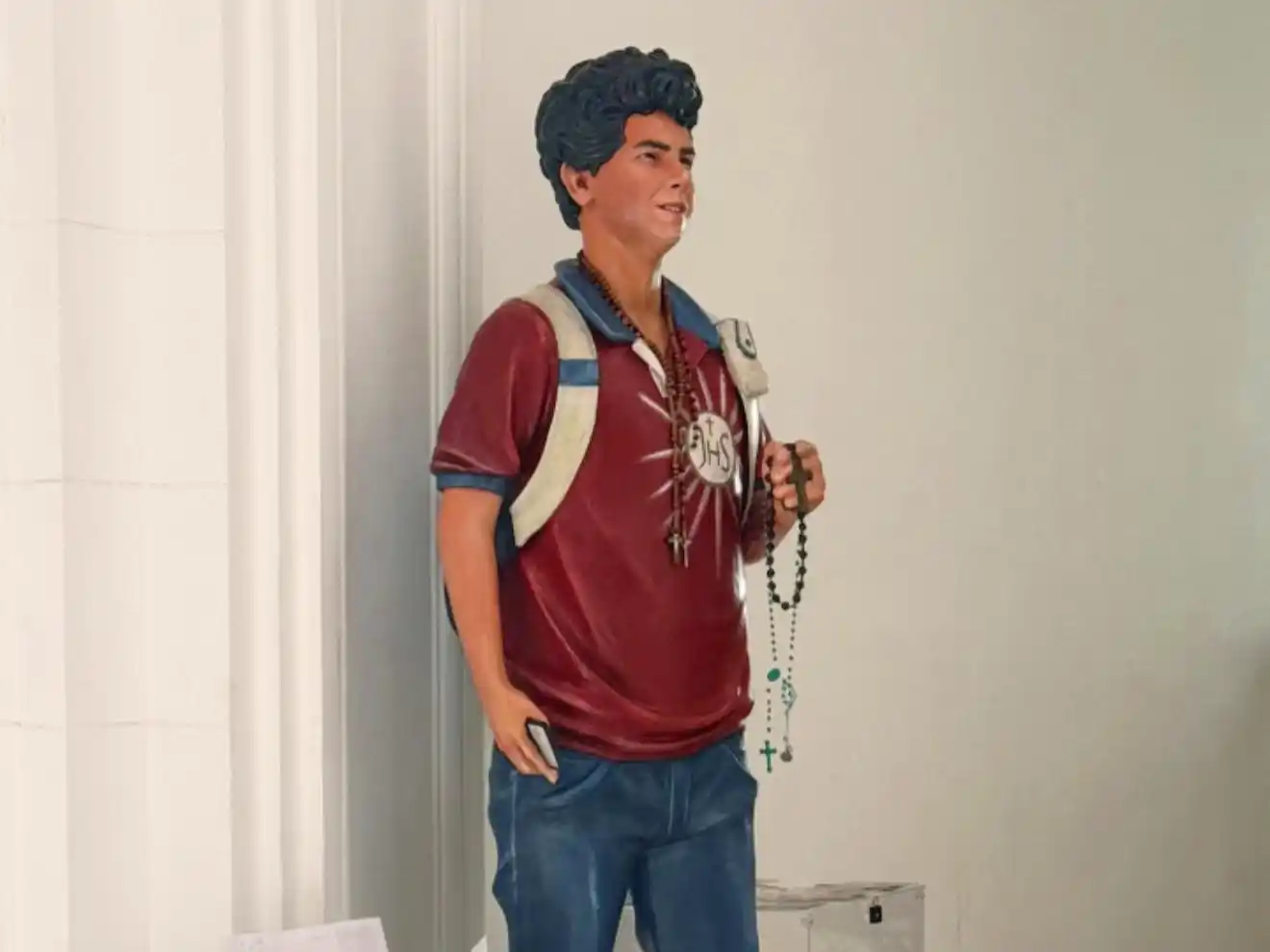 Profundo pesar en la comunidad católica: Roban rosarios y ofrendas de la imagen de Carlo Acutis