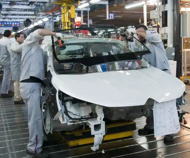 Se desplomó la producción automotriz y se acerca al récord histórico
