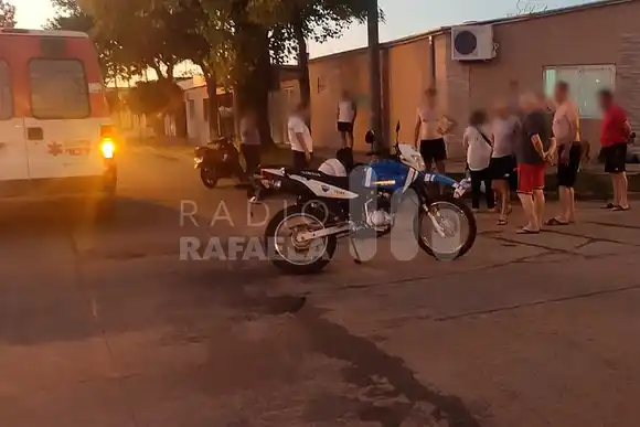 Un motociclista que conducía sin casco se accidentó y terminó hospitalizado