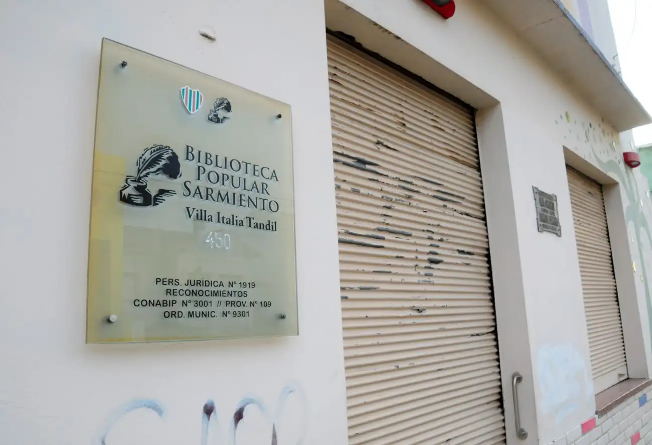 La Biblioteca está ubicada en Quintana 450.