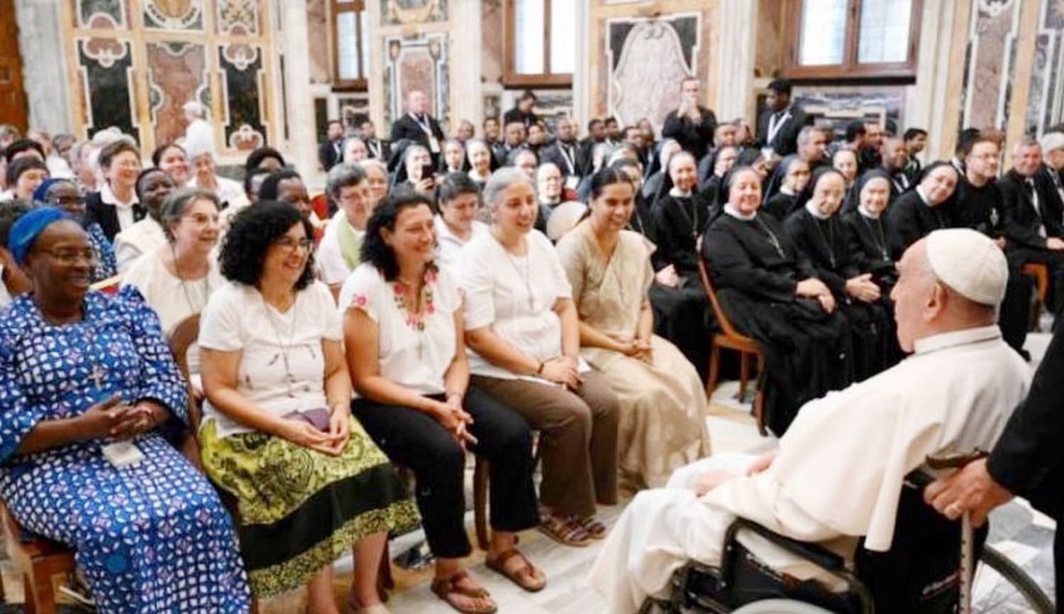 El Papa animó a los religiosos a discernir y ser caritativos