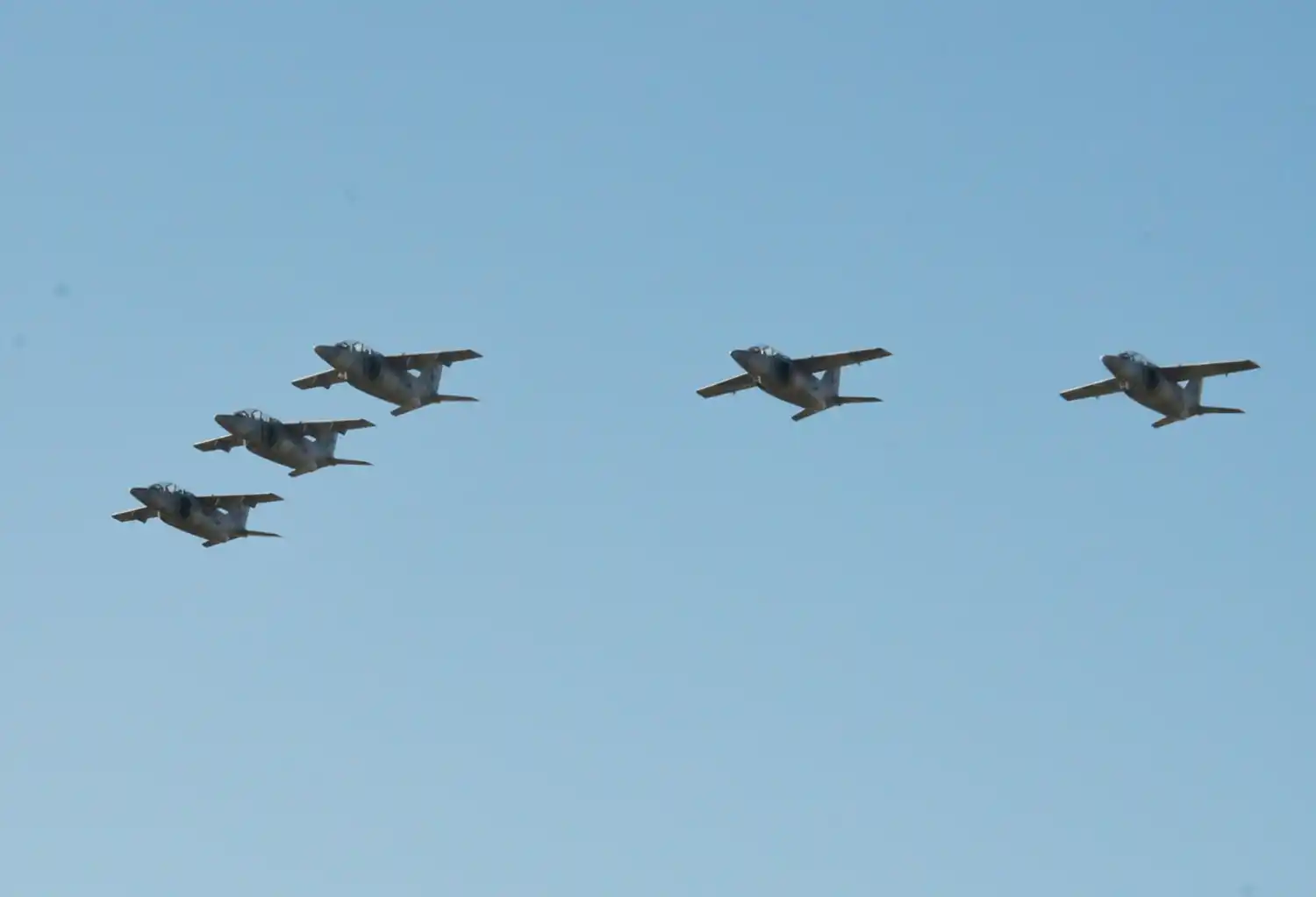 Se reinauguró la pista de aterrizaje de la VI Brigada Aérea con un vuelo bautismo del nuevo Pampa III