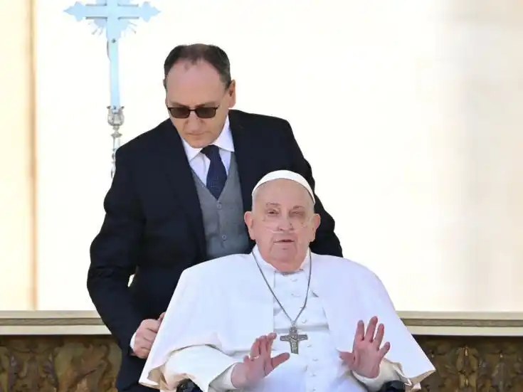 De vuelta. El papa Francisco, luego de la Misa jubilar, en la plaza San Pedro. Imagen: Gentileza RTI