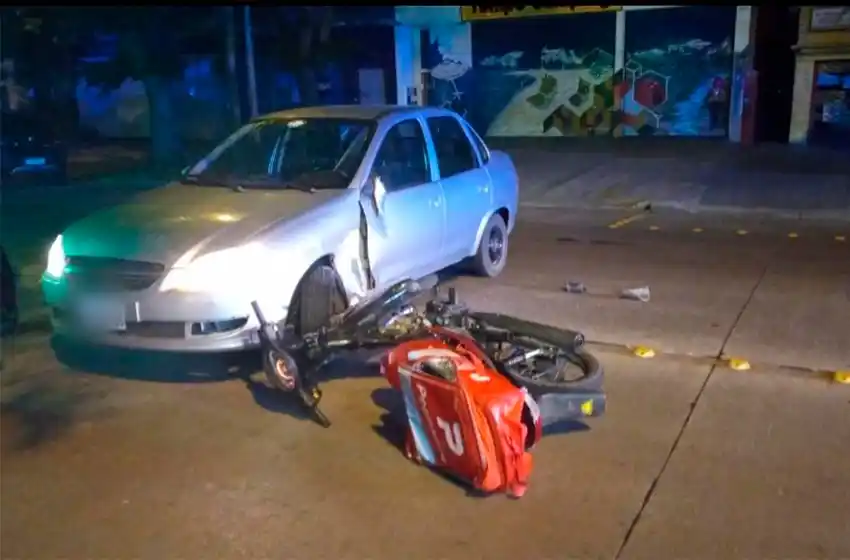 Violento choque entre un remis y un delivery